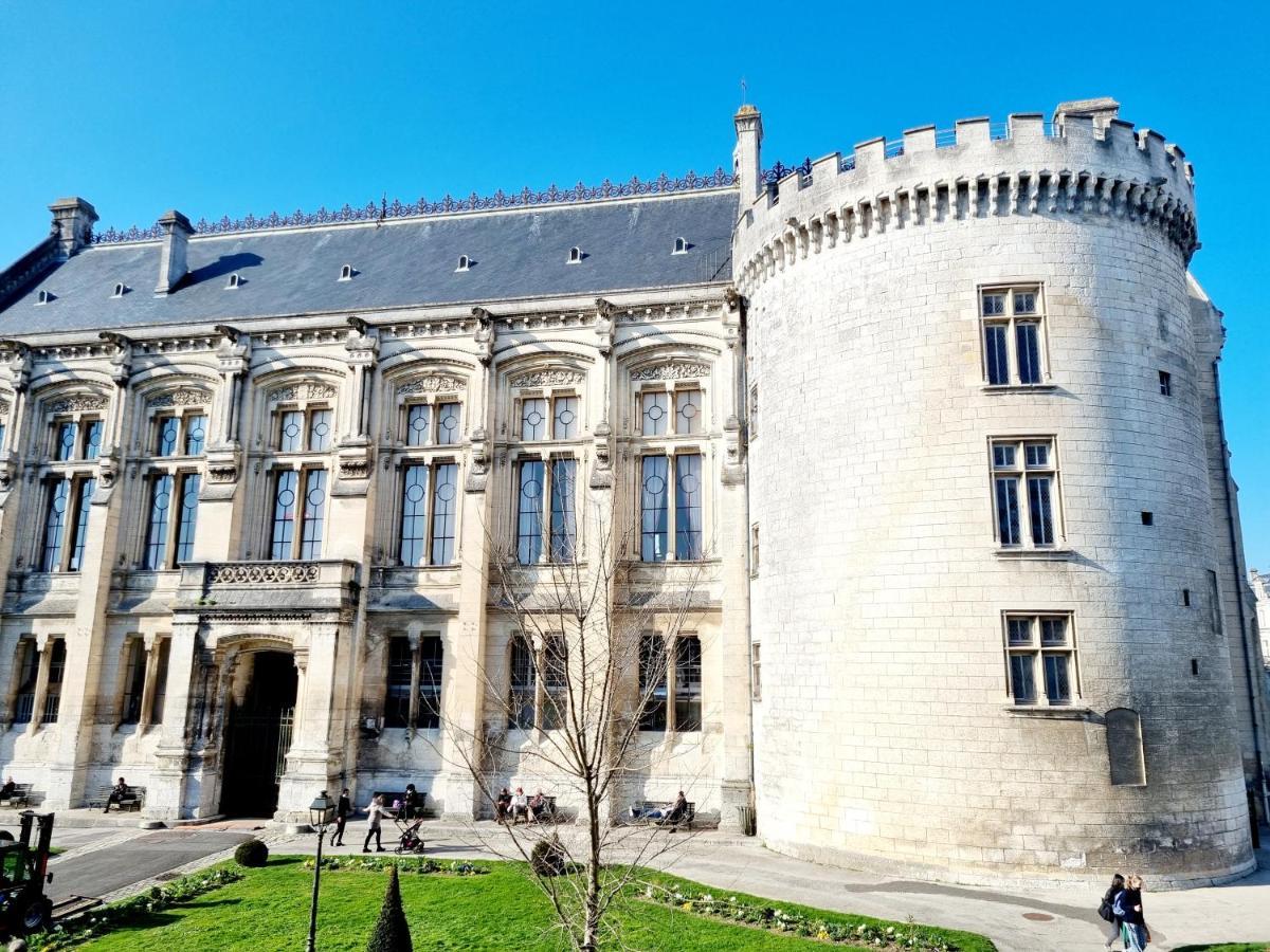 Face A L'Hotel De Ville Grand Et Lumineux Appartement Angouleme Bagian luar foto